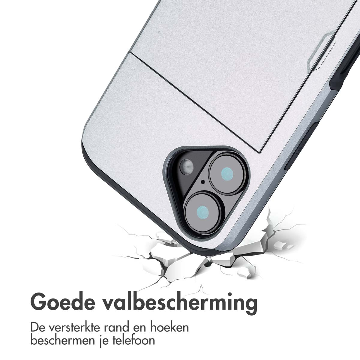 Zilveren telefoonhoes op gebarsten grond. Zwarte lenzen zichtbaar. Tekst: Goede valbescherming. Versterkte randen.