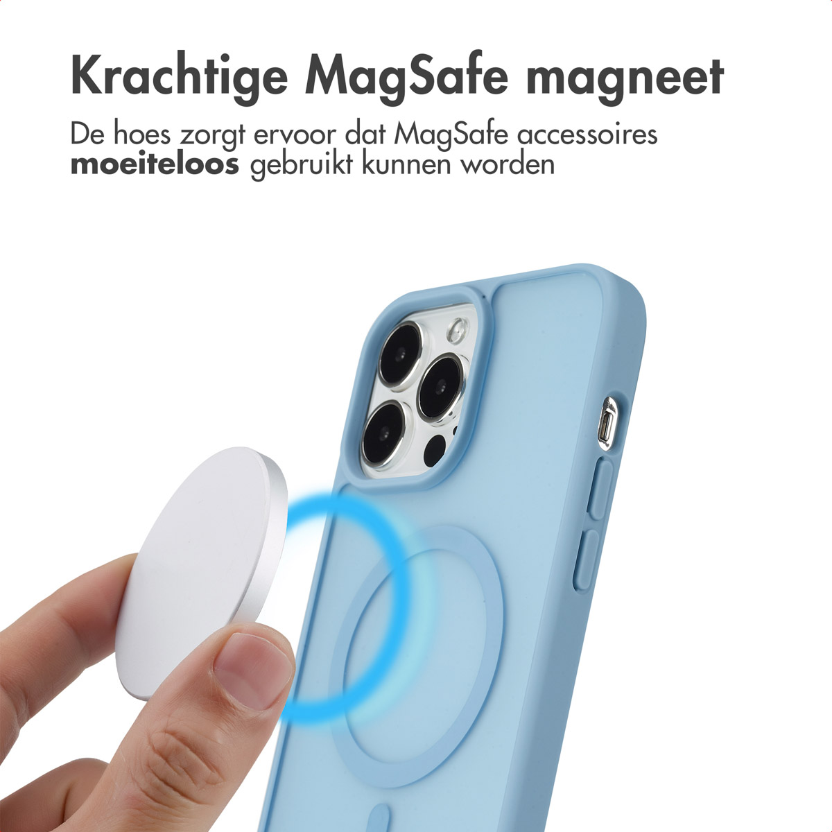 Telefoon in een blauwe hoes met MagSafe en hand die een MagSafe vasthoudt. Tekst: Sterke MagSafe-magneet.