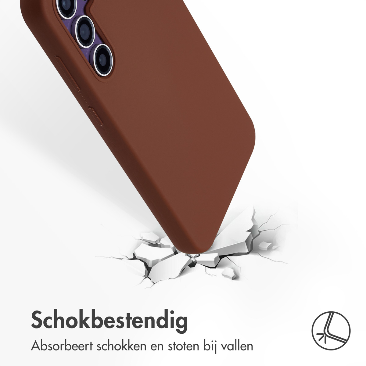 Een bruine telefoonhoes met drie cameralenzen. De hoes lijkt een impact te absorberen.