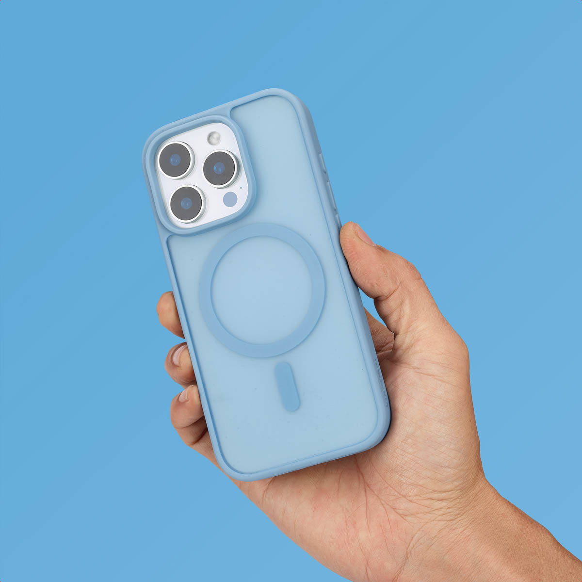 Hand die een blauwe telefoonhoes vasthoudt met een telefoon erin, blauwe achtergrond.