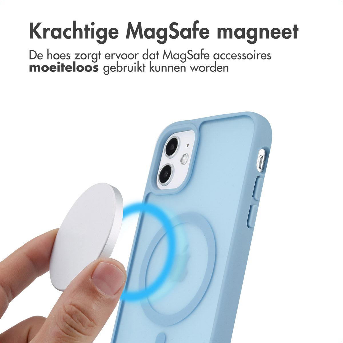 Une main tenant un téléphone bleu avec un chargeur MagSafe blanc attaché. Coque de téléphone bleue.
