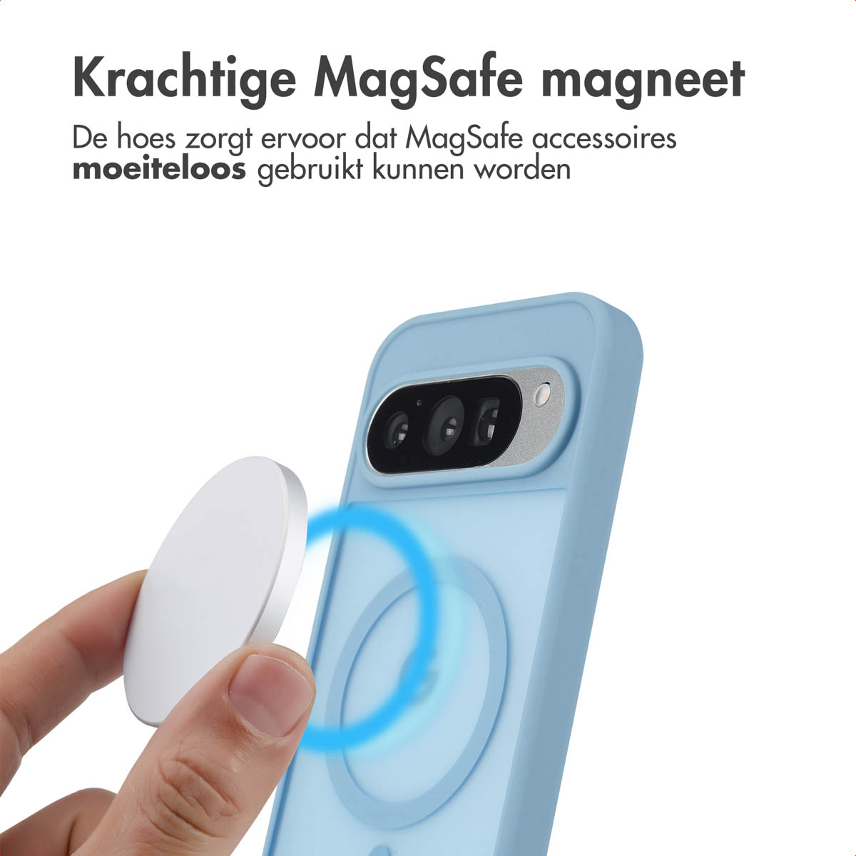 Main plaçant un chargeur magnétique blanc sur une coque bleue. Fond blanc.
