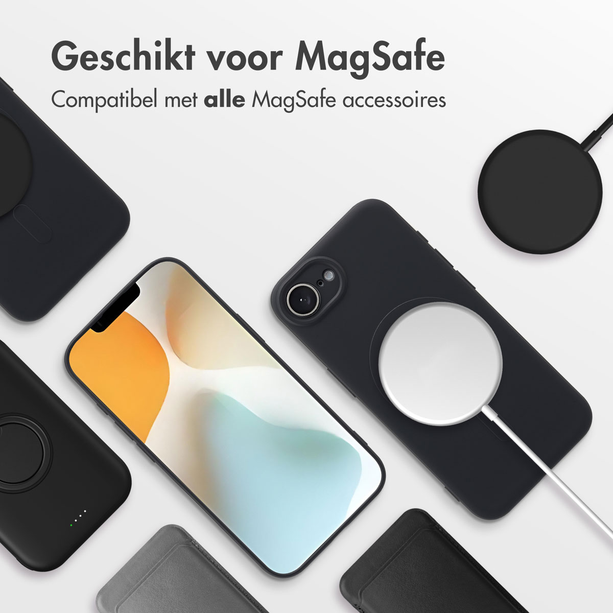 Telefoon met een zwarte hoes en draadloze oplader, zwarte accessoires. Witte achtergrond.