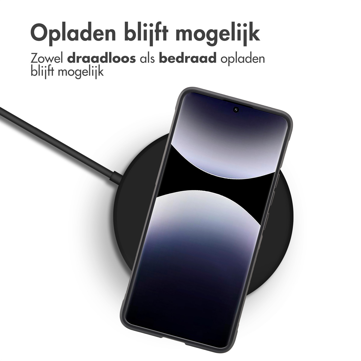 Zwarte telefoon op een draadloze oplader. Witte achtergrond. Tekst bovenaan.