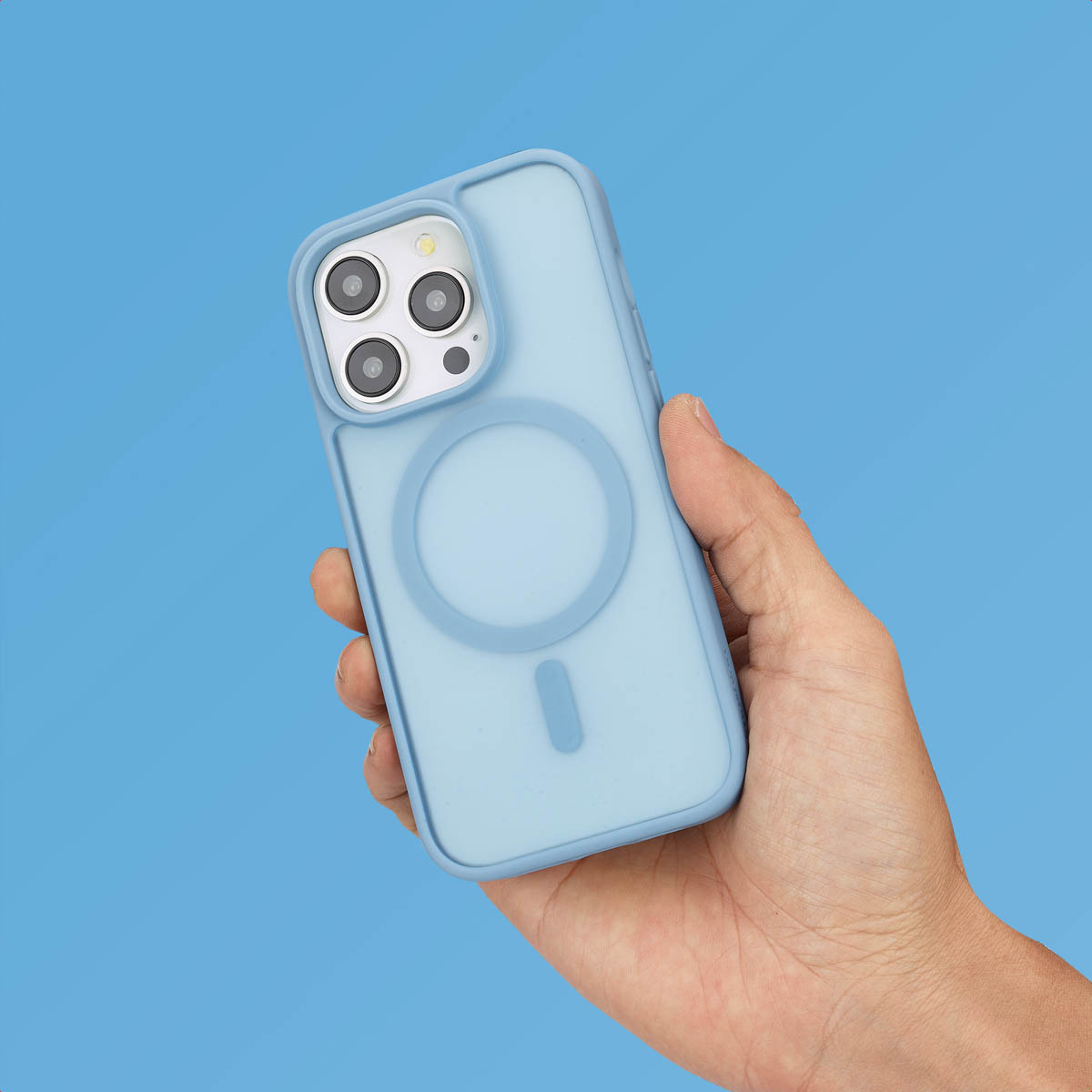Hand die een lichtblauwe telefoonhoes vasthoudt. Tekst: 'Verhoogde randen. Bescherming van scherm en camera'.