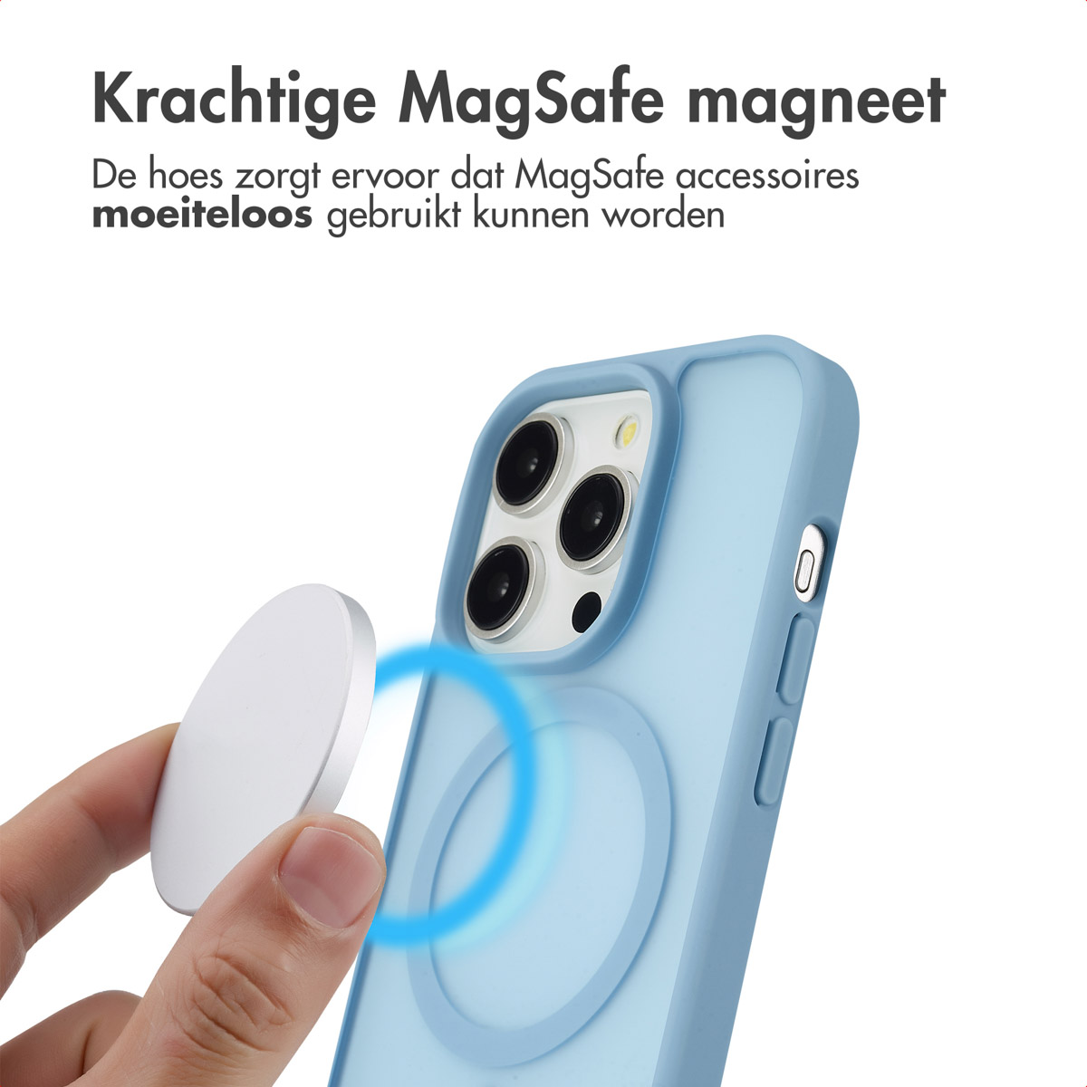Een hand houdt een witte MagSafe-oplader naast een blauwe telefoonhoes met een telefoon erin.