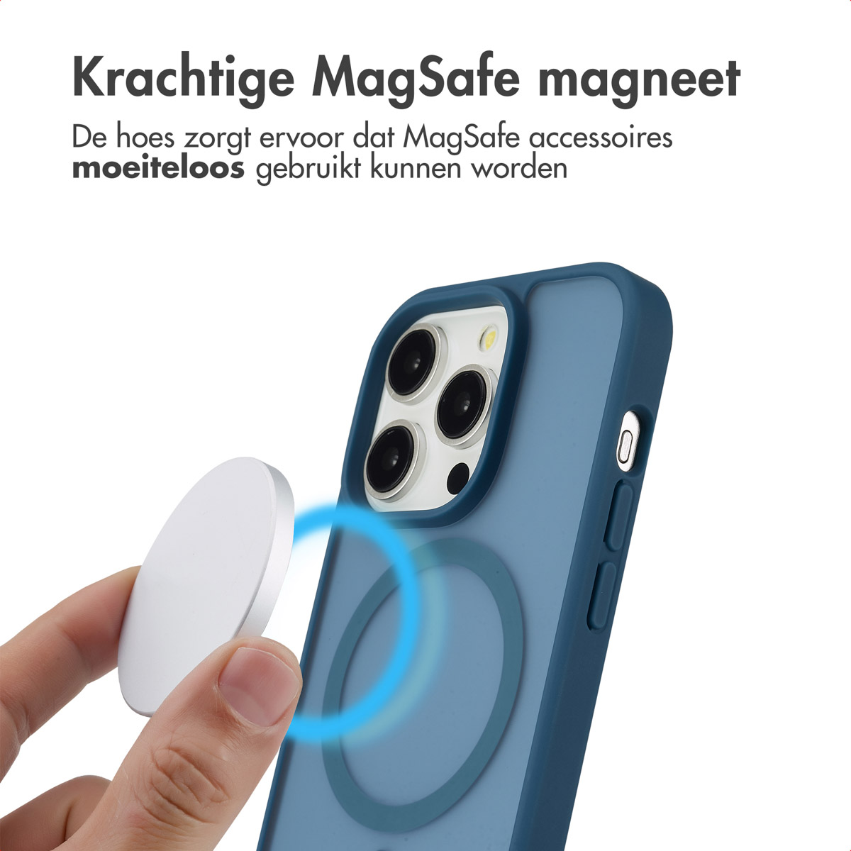 Hand die een telefoonhoes vasthoudt met magnetische cirkel en een magnetische cirkel ernaast. Blauwe hoes met zwarte rand.