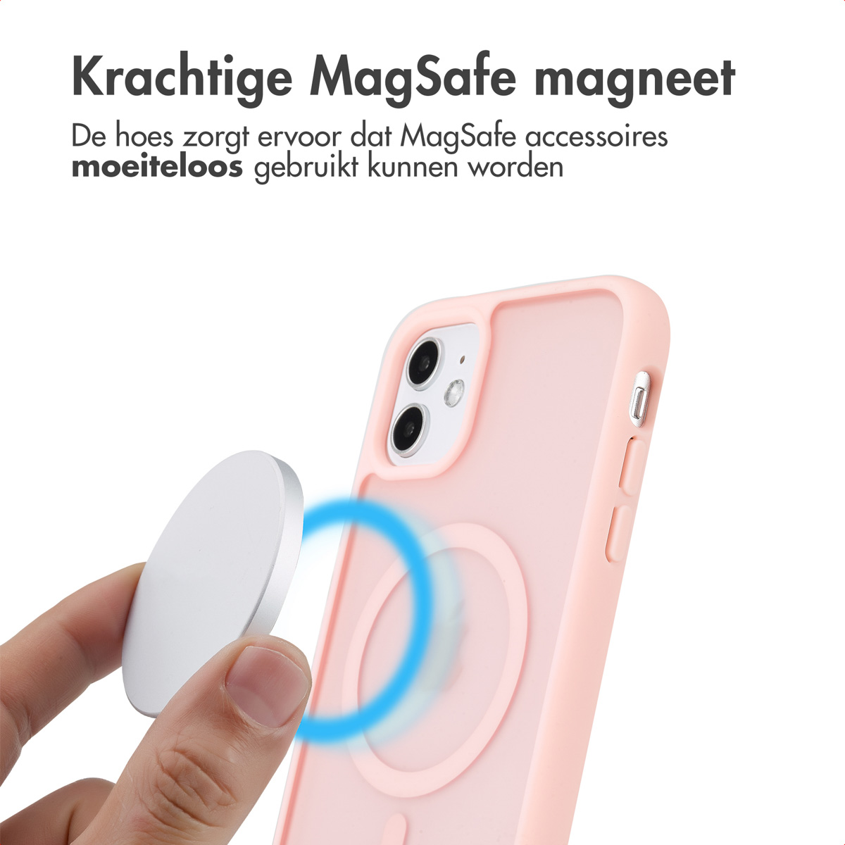 Roze telefoonhoes met MagSafe-magneet. Hand houdt zilveren MagSafe-accessoire vast. Blauwe cirkel.