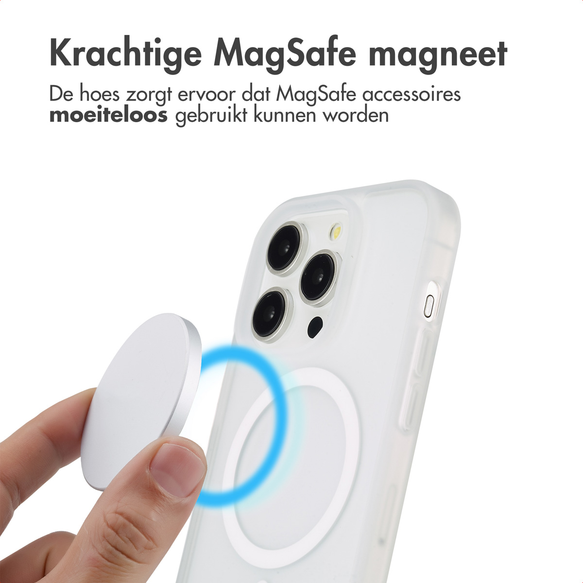 Hand die een zilveren MagSafe-accessoire vasthoudt bij een witte telefoonhoes met een blauwe cirkel.
