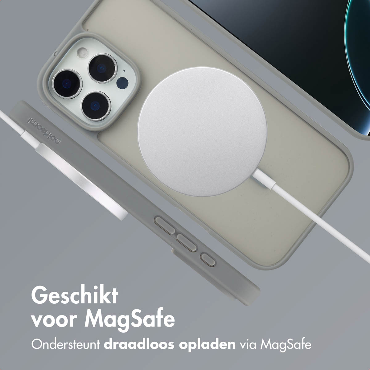 Grijze telefoonhoes met witte oplader en MagSafe-compatibiliteit is zichtbaar.