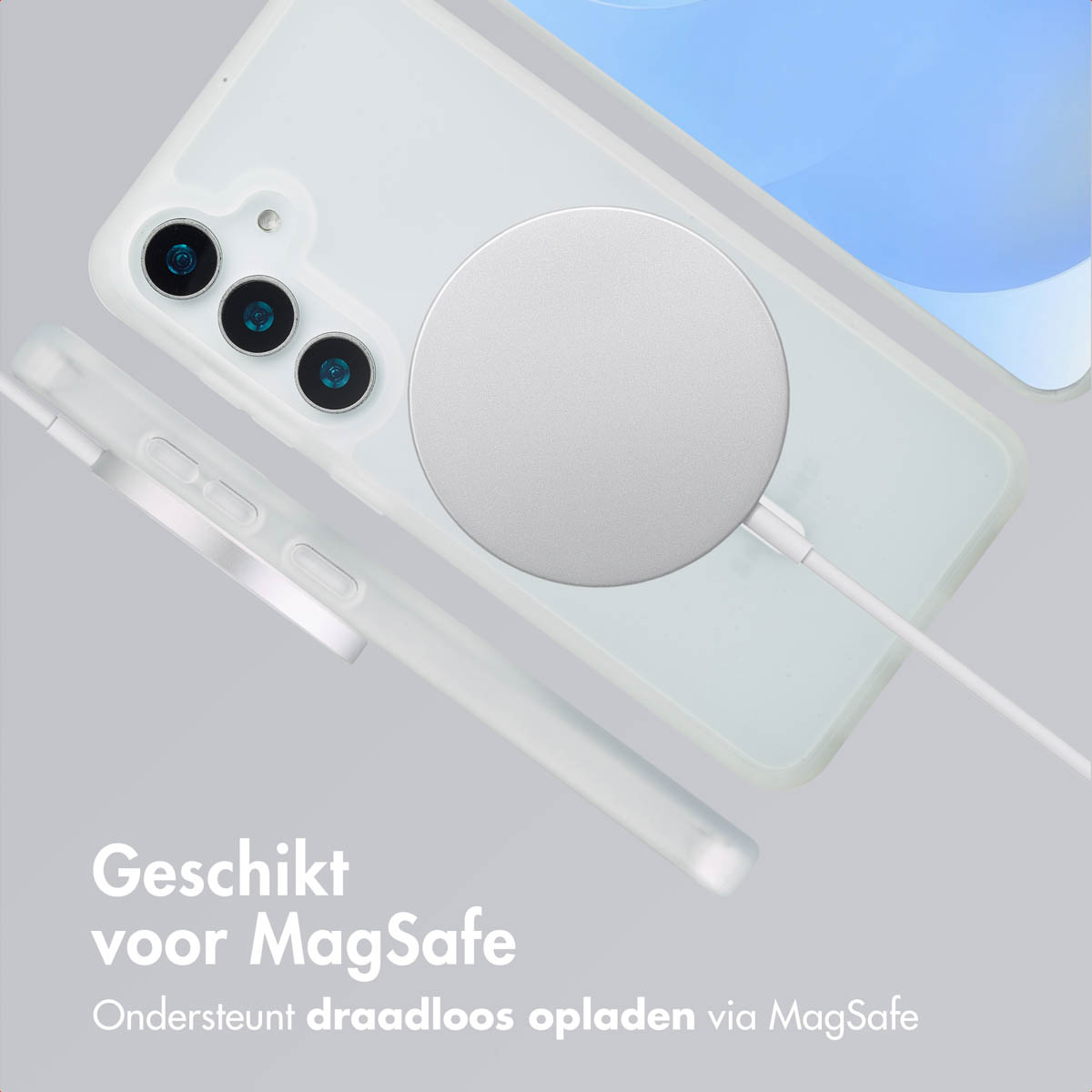 Una custodia per telefono con caricatore MagSafe. La custodia è bianca e il caricatore argento, su sfondo grigio.