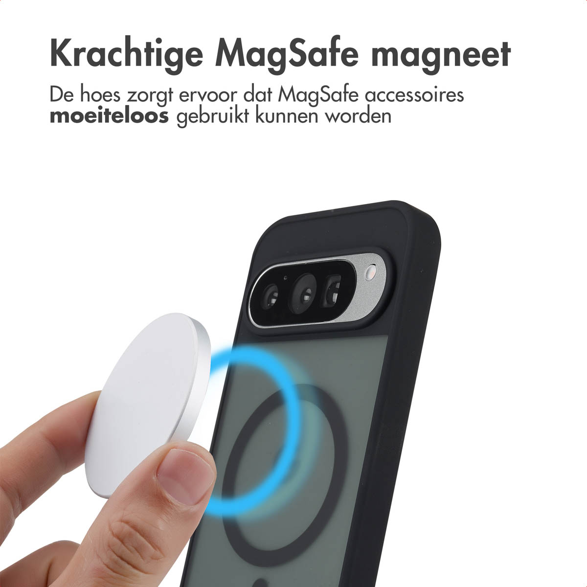 Een hand houdt een witte MagSafe-oplader naast een zwarte telefoonhoes met een telefoon erin.