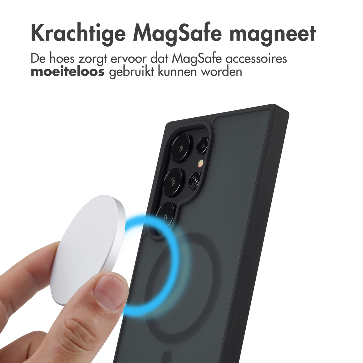 Een hand houdt een witte MagSafe-oplader naast een zwarte telefoonhoes met een telefoon erin.