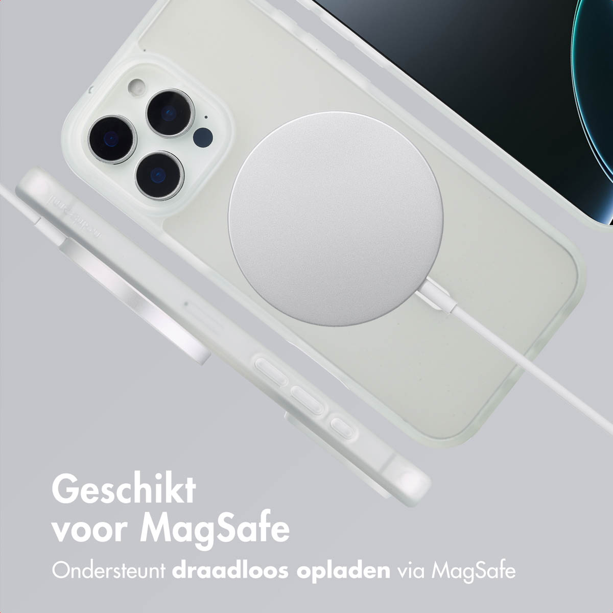 Witte telefoonhoes met MagSafe en oplaadkabel. De telefoon is wit.