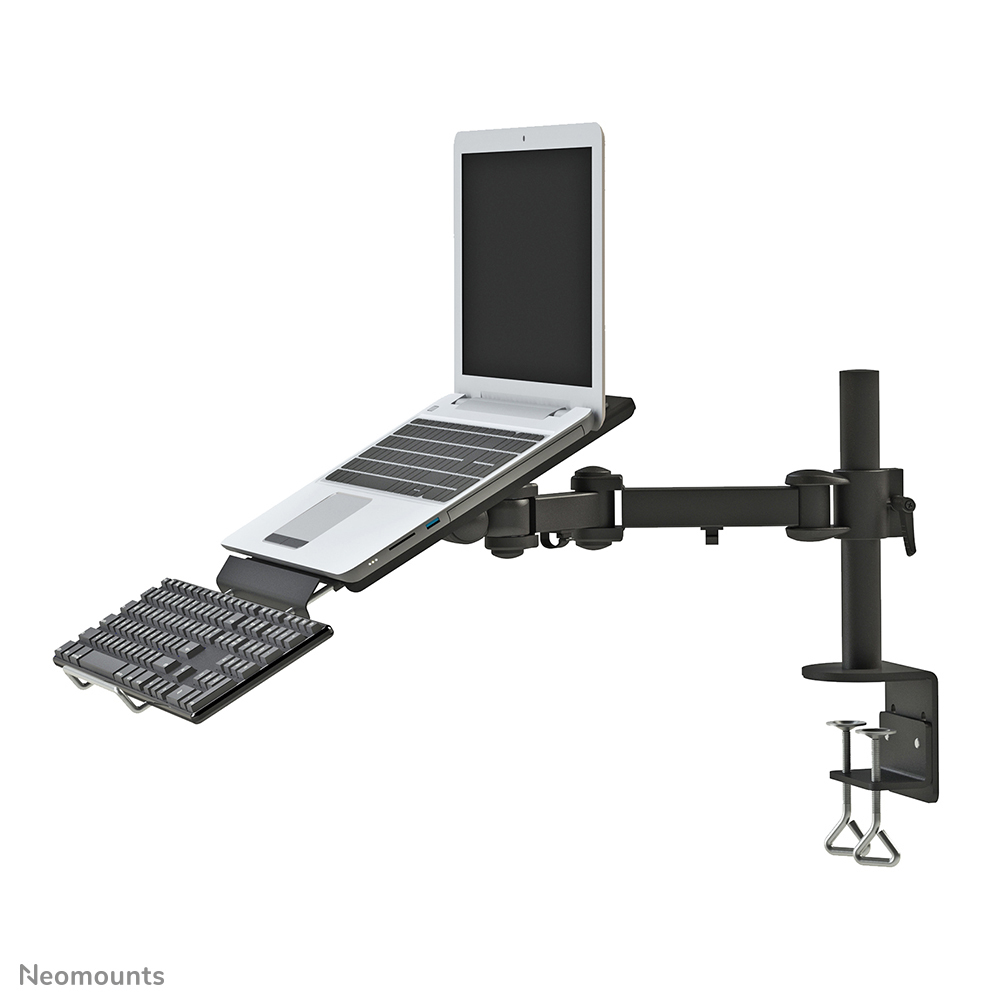 Laptop auf einem schwarzen Arm montiert, an einer Klemme befestigt. Weißer Hintergrund.