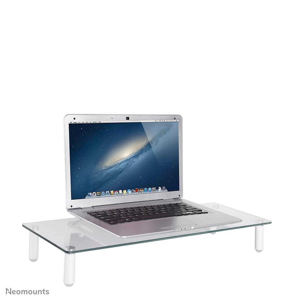 Ein Laptop auf einem transparenten Glasständer mit weißen Beinen, vor weißem Hintergrund.