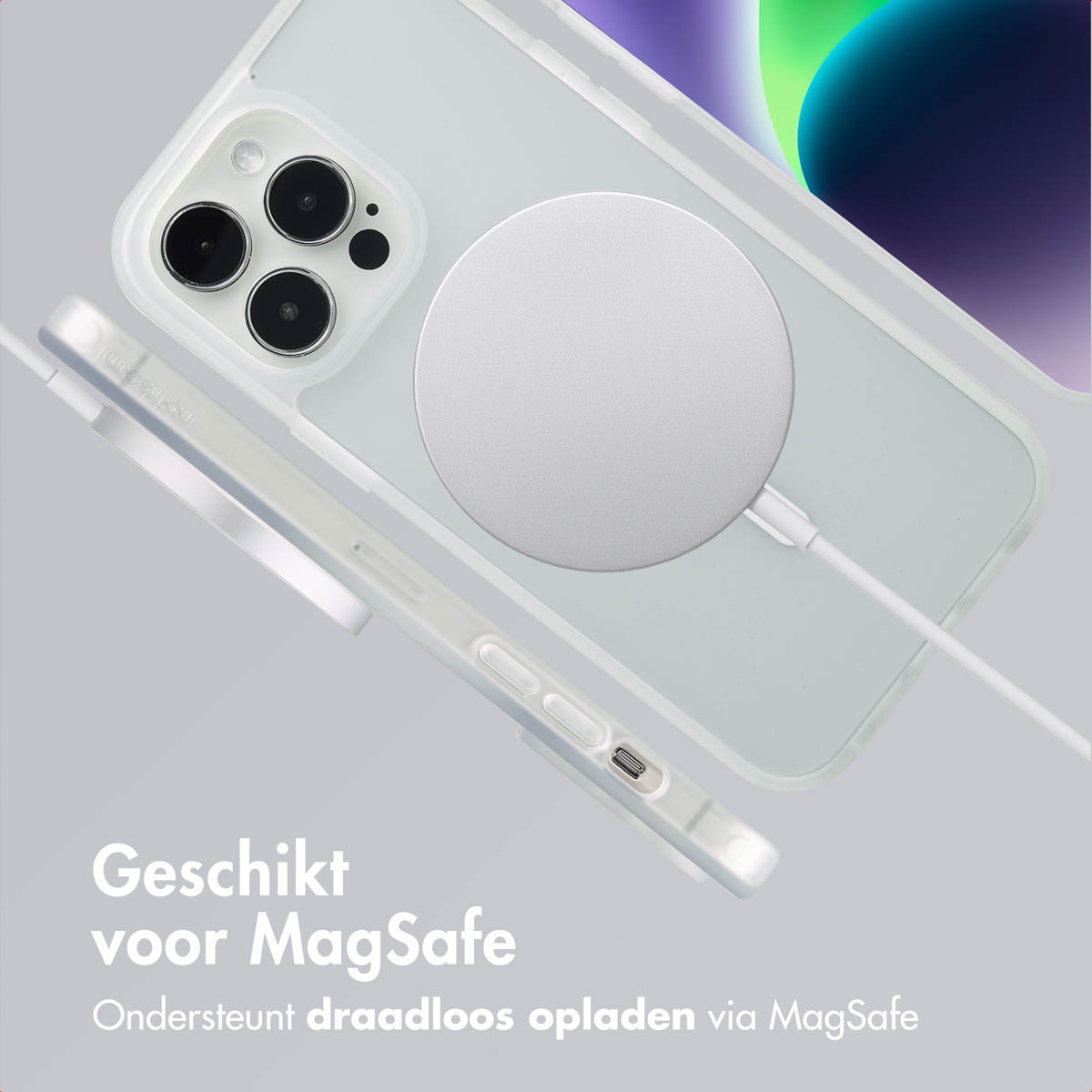 Coque de téléphone avec un chargeur MagSafe, avec un câble blanc.
