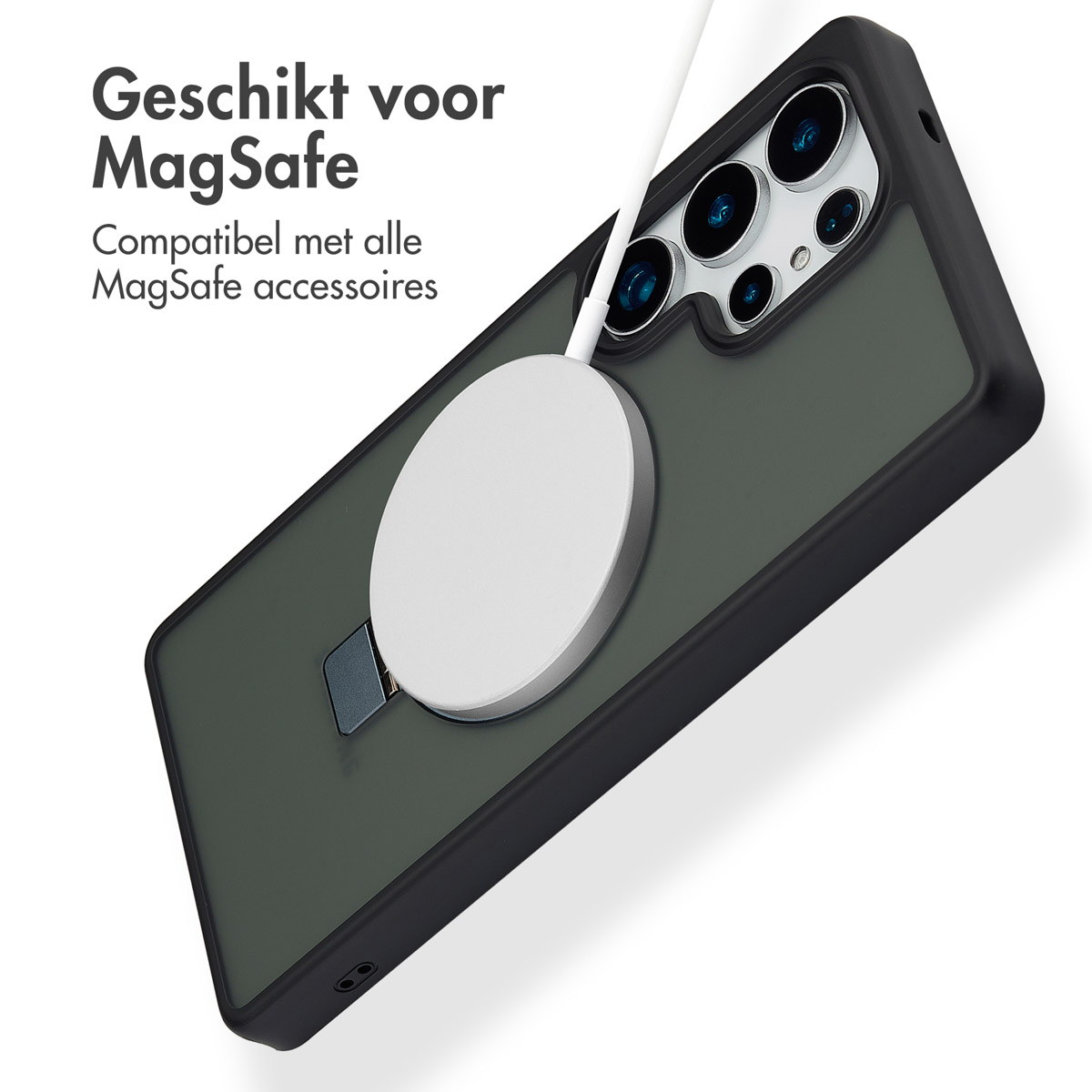 Telefono in una custodia verde con caricatore MagSafe collegato. Testo 'Adatto per MagSafe', sfondo bianco.