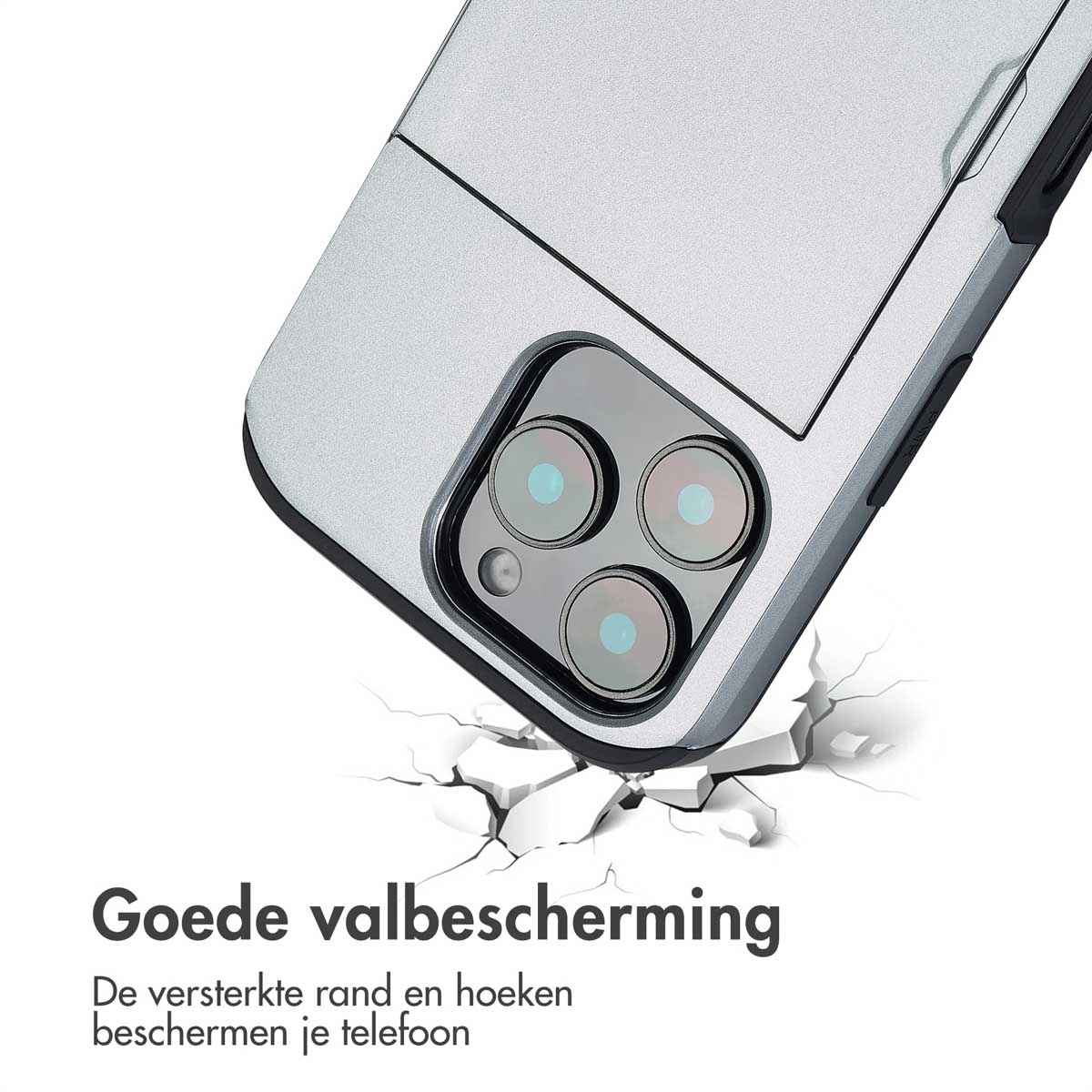 Zilveren telefoonhoesje met camera-uitsparingen, gebarsten oppervlak eromheen. Tekst zegt 'Goede bescherming'.
