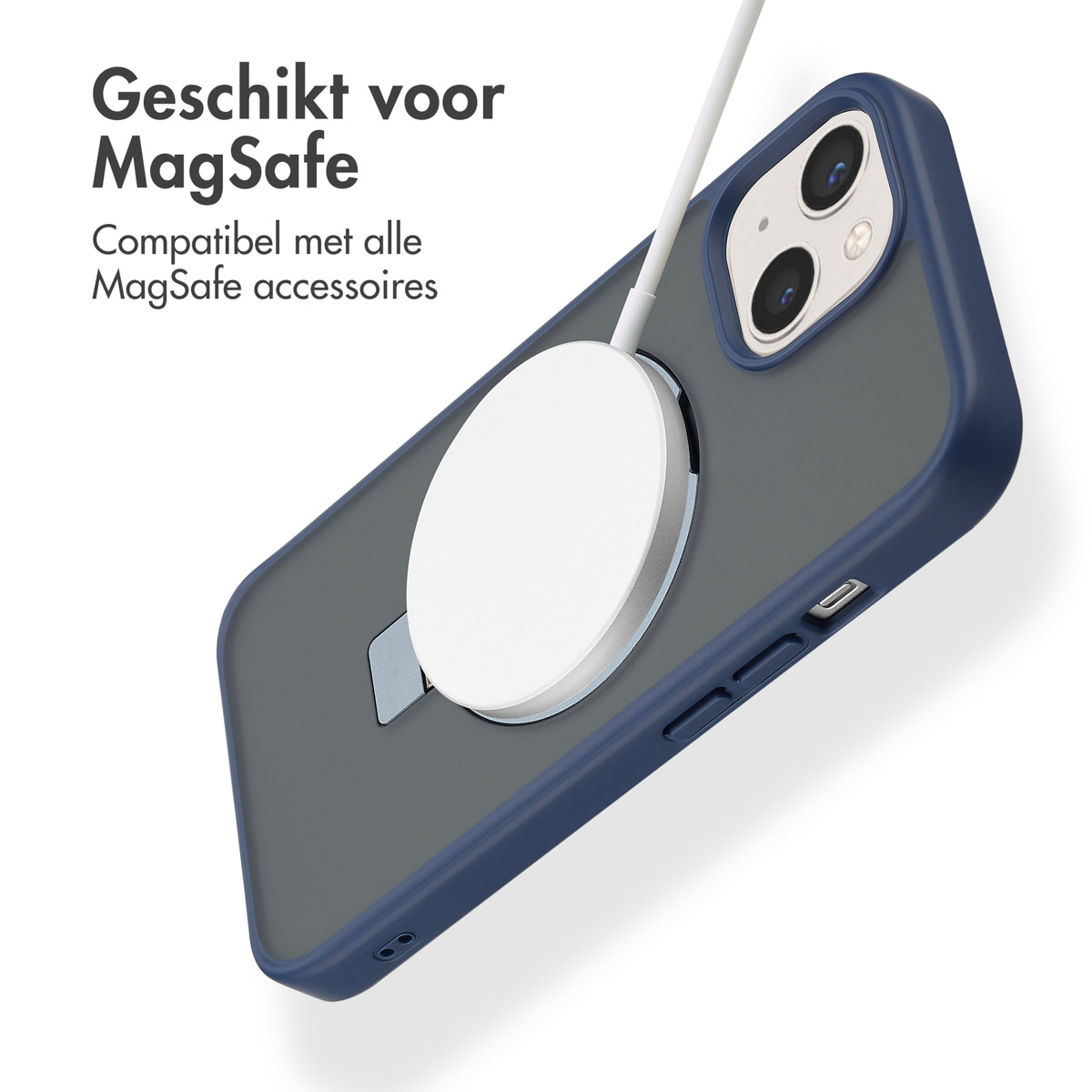 Een telefoon met een blauwe hoes en een witte MagSafe-oplader bevestigd, op een witte achtergrond.