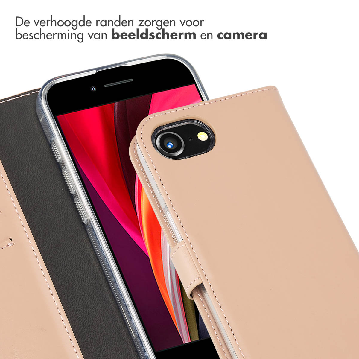 Coque de téléphone beige, caméra du téléphone visible. Gros plan. Intérieur noir, avec un fond blanc.