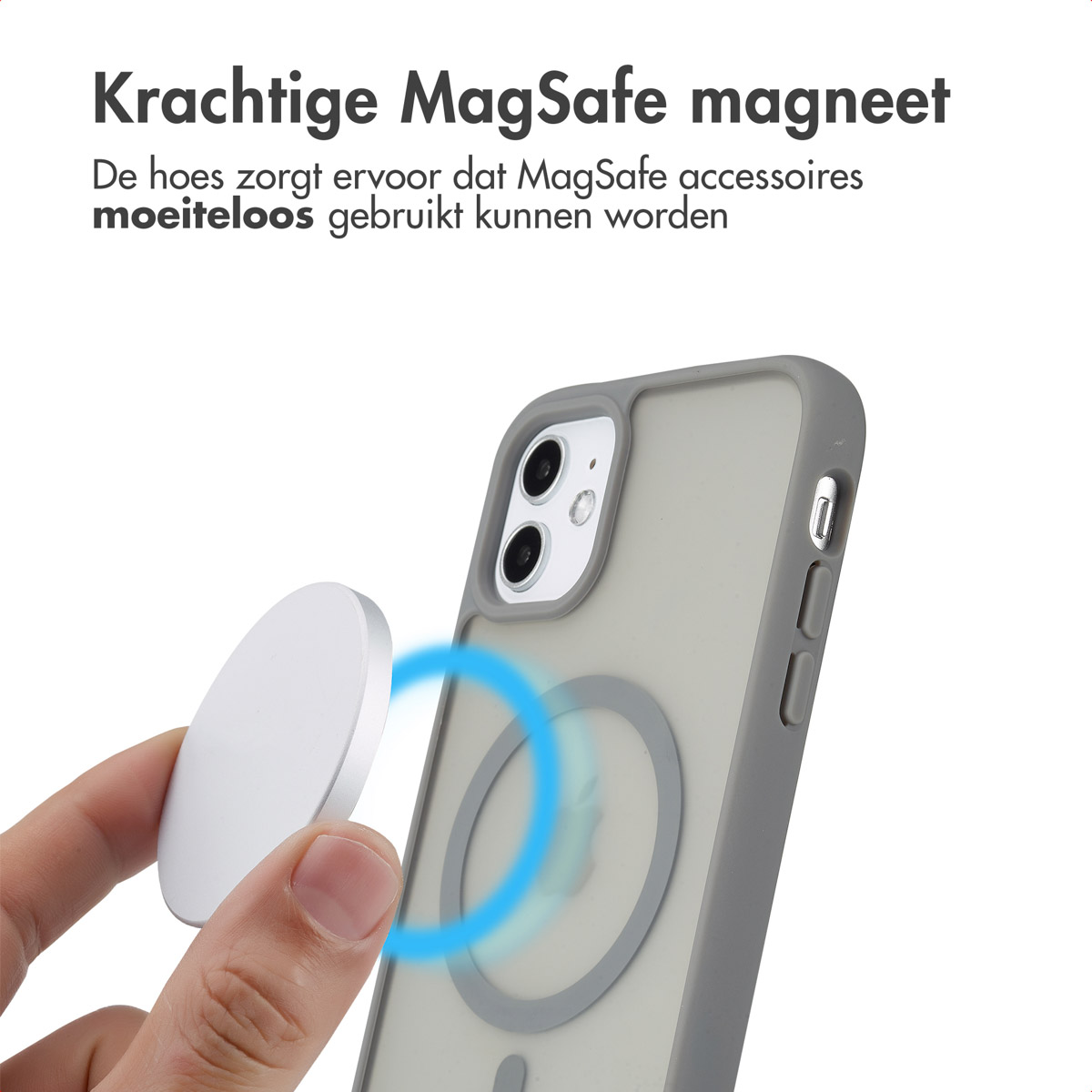 Hand houdt een witte cirkel vast, in de buurt van een telefoon in een grijze case. Tekst: 'Kracchtige MagSafe magneet', blauwe gloed.