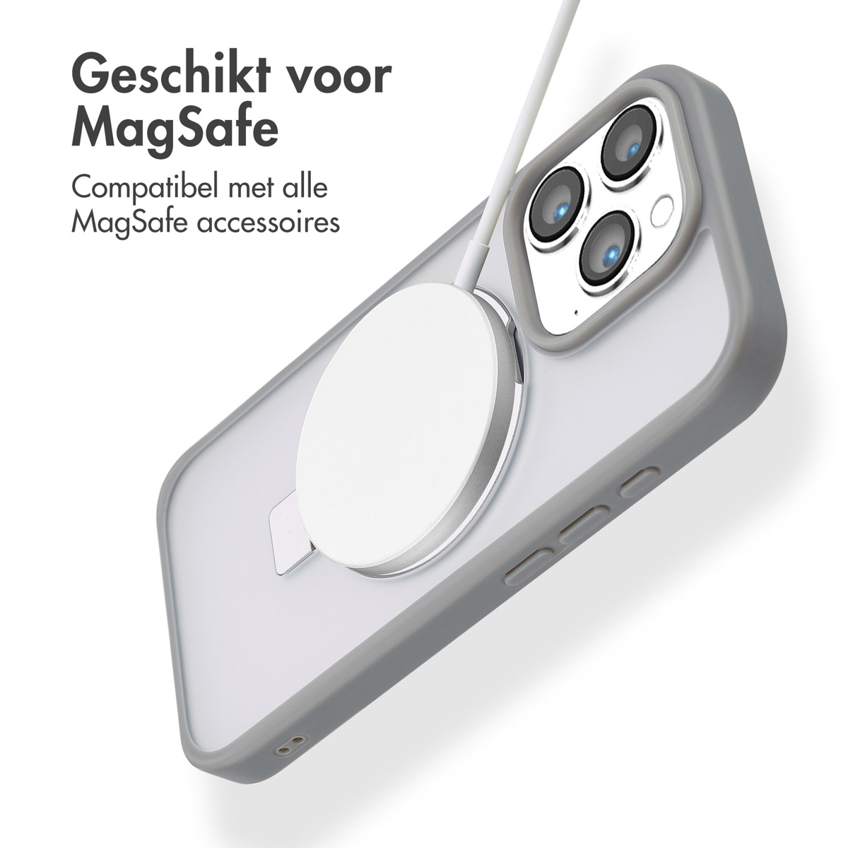 Un iPhone avec un étui gris et un chargeur circulaire blanc fixé à l'arrière du téléphone.