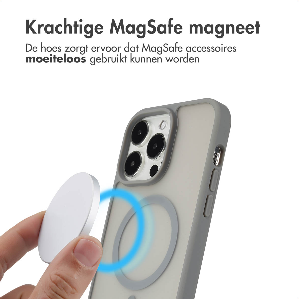 Main tenant un chargeur MagSafe près d'un étui de téléphone gris.