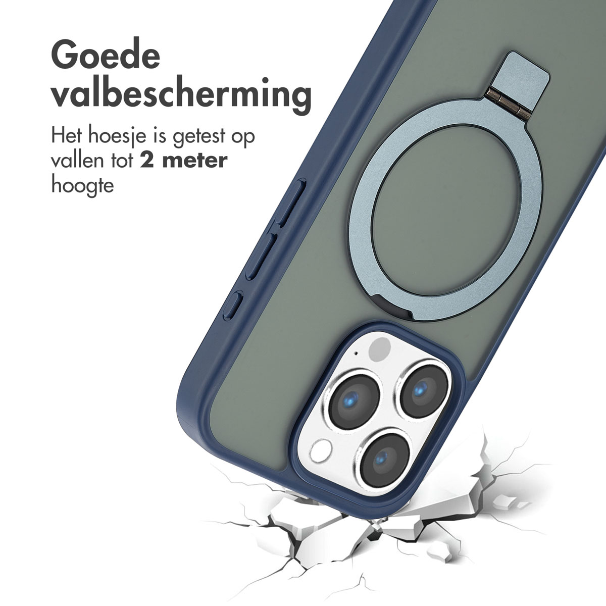 Telefoonhoesje met blauwe randen en een zilveren ring. De hoes ligt op een gebarsten oppervlak. Tekst zegt goede valbescherming.