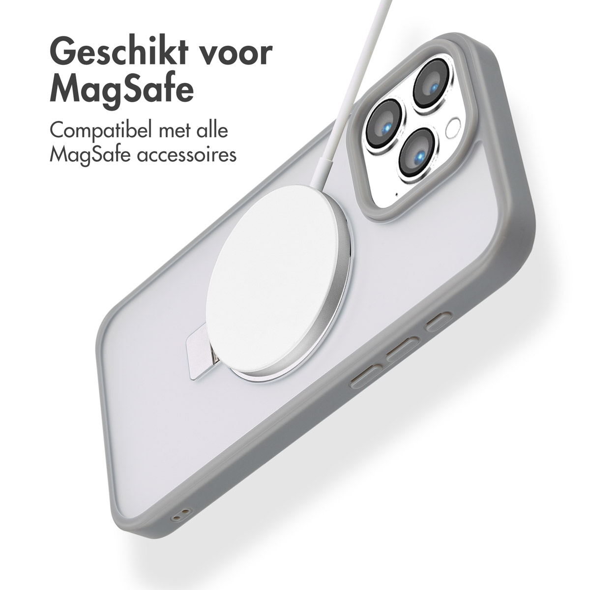Een witte MagSafe-oplader bevestigd aan een telefoon in een grijze hoes. Tekst erboven zegt 'Geschikt voor MagSafe'.