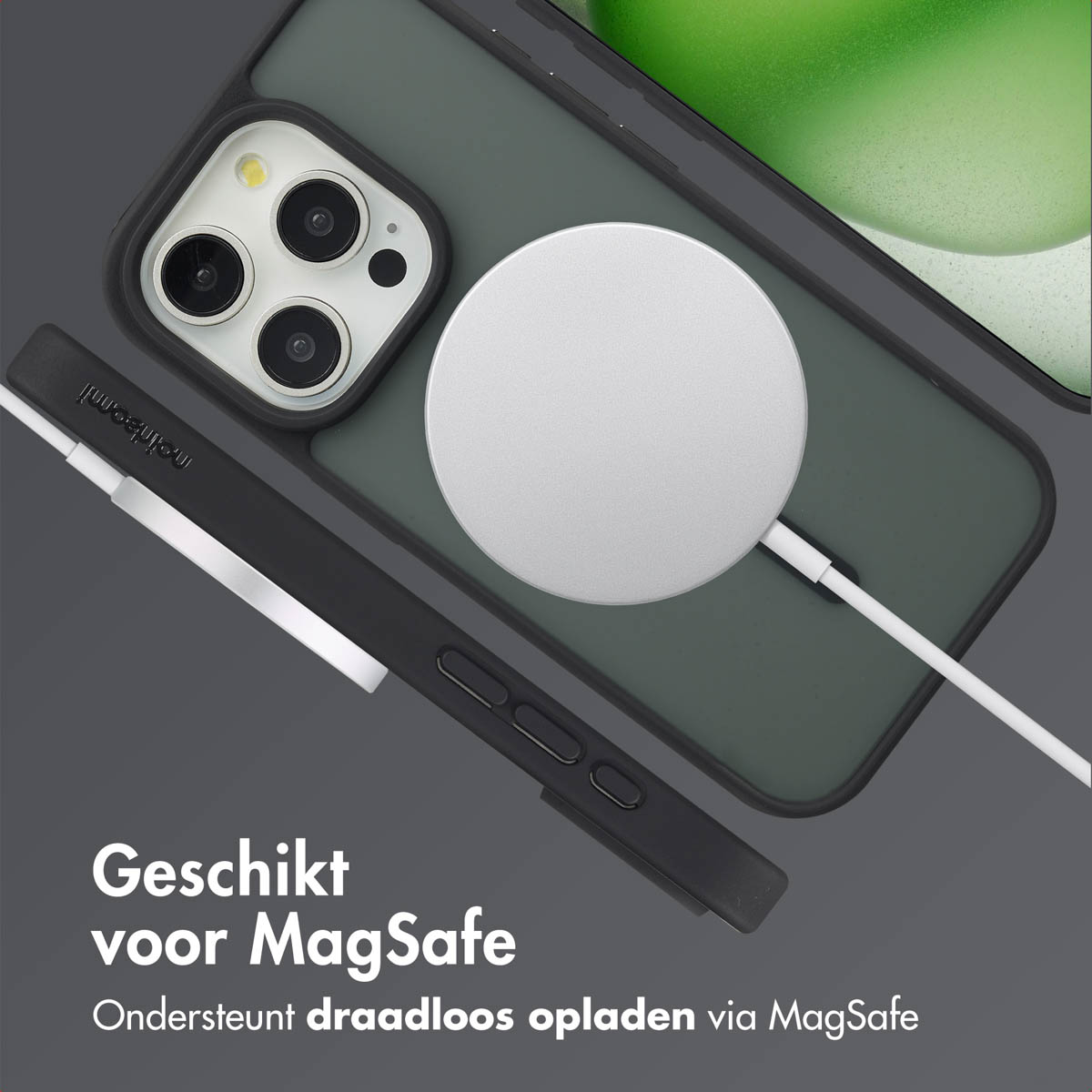 Een telefoon met een hoesje en een MagSafe-oplader.