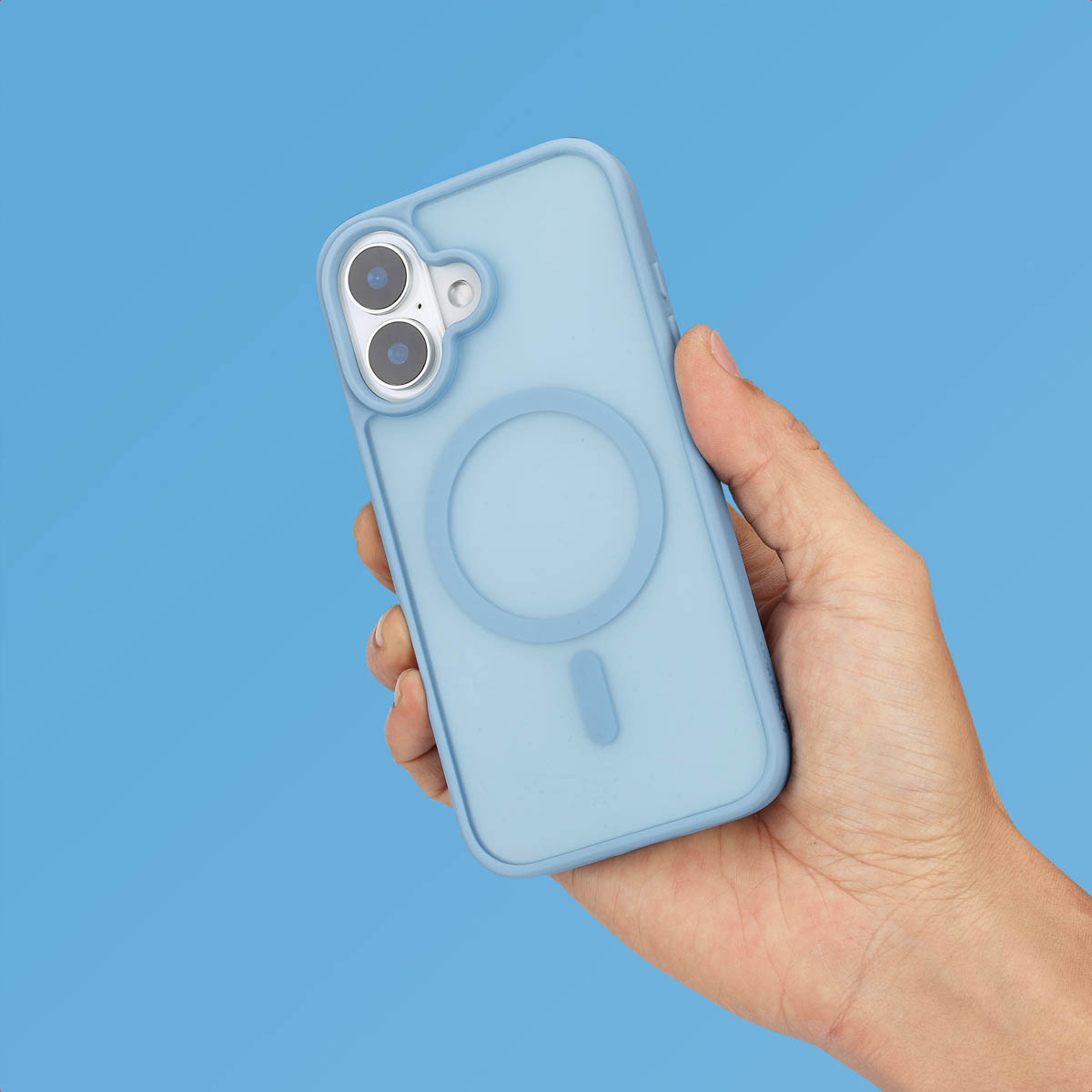 Une main tient un étui de téléphone bleu clair. Fond bleu.
