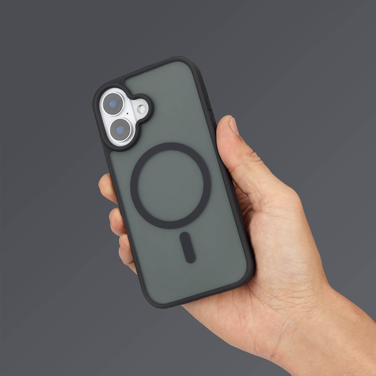 Een persoon die een telefoon vasthoudt met een donkergroene hoes. De hoes heeft een MagSafe-cirkel.