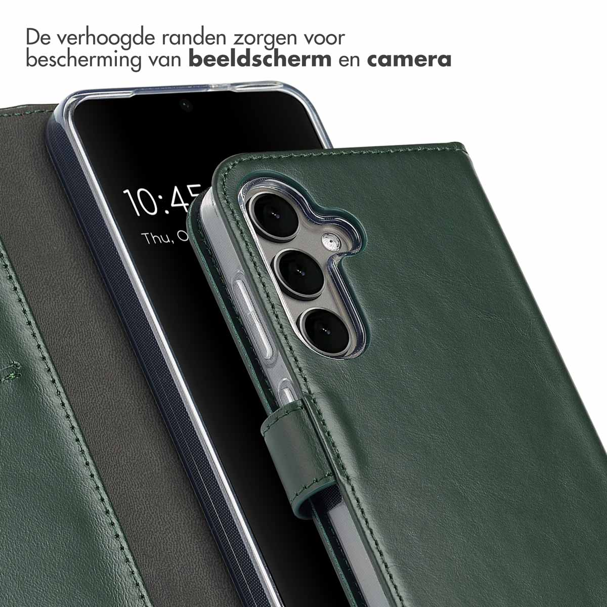 Groene leren telefoonhoes, open. Telefoonscherm zichtbaar met tekst '10:45'. Tekst: 'De verhoogde randen'.