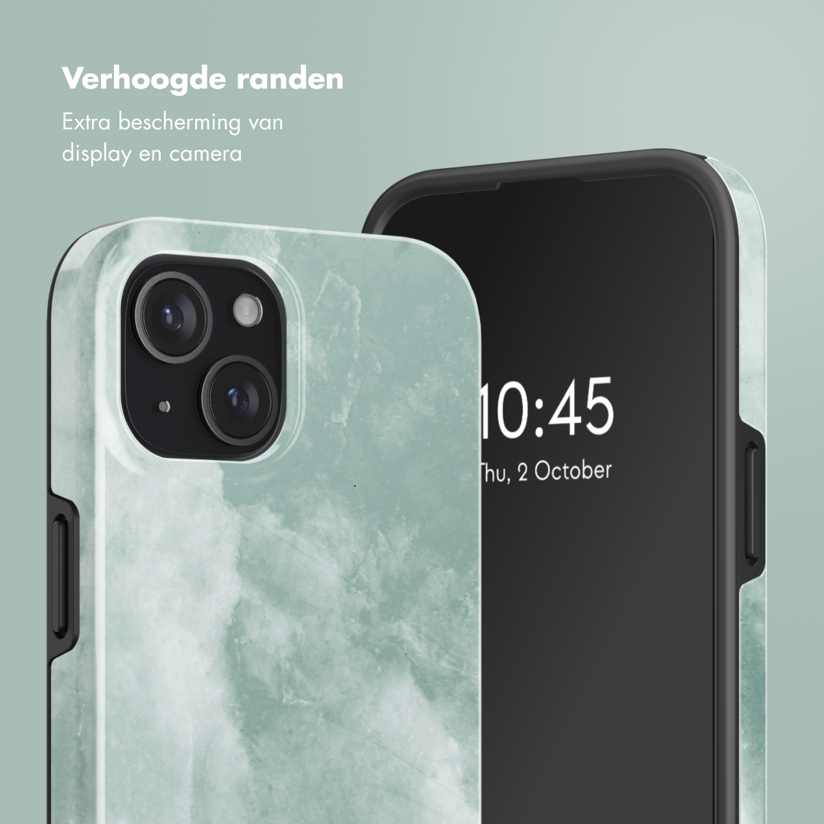 Close-up van een telefoon met een marmerpatroon hoesje. Het scherm toont de tijd.