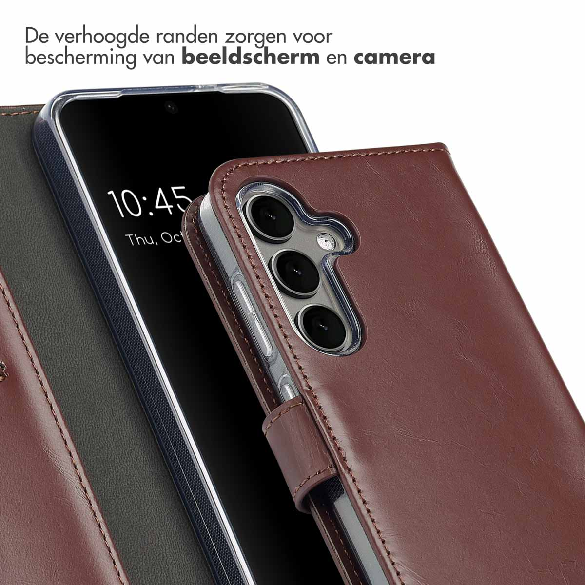 Een bruine leren telefoonhoes met de telefoon erin. Het scherm toont de tijd.