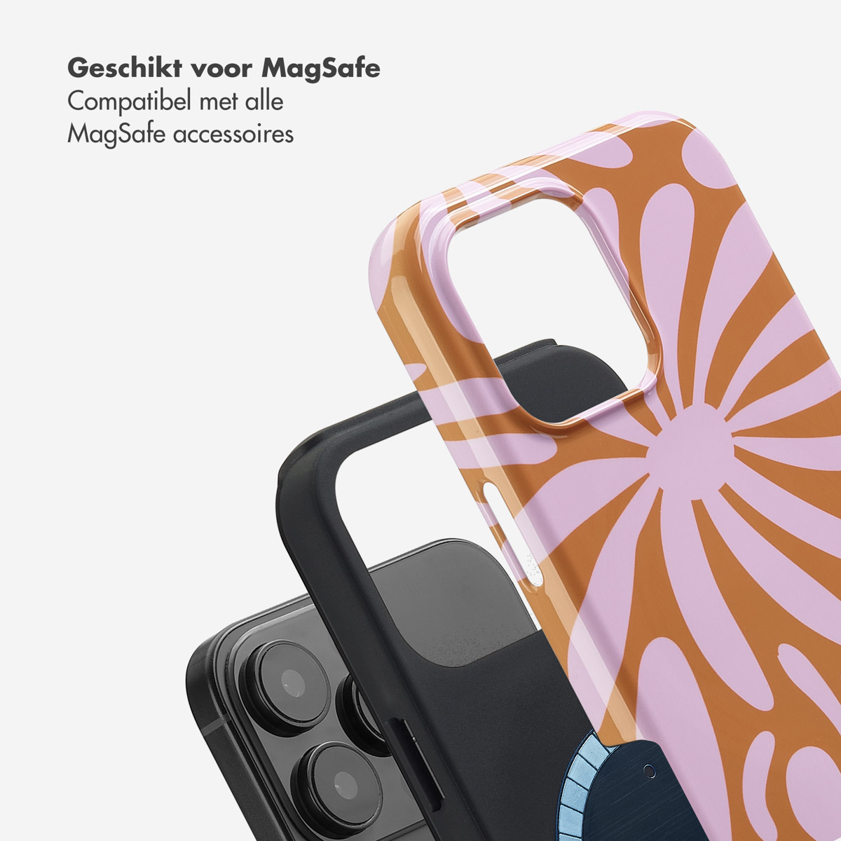 Coque de téléphone avec un motif floral et la compatibilité MagSafe, montrant le téléphone à l'intérieur.