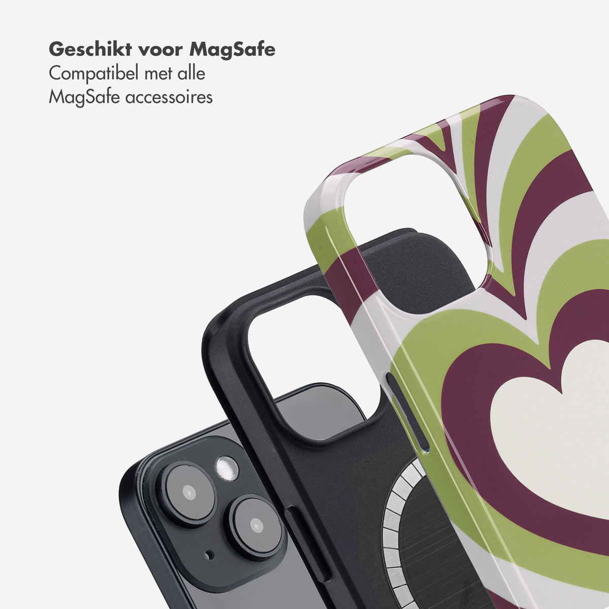Een telefoonhoesje met een hartontwerp en een gedeeltelijk ingevoegde telefoon. De hoes heeft groene en paarse strepen.