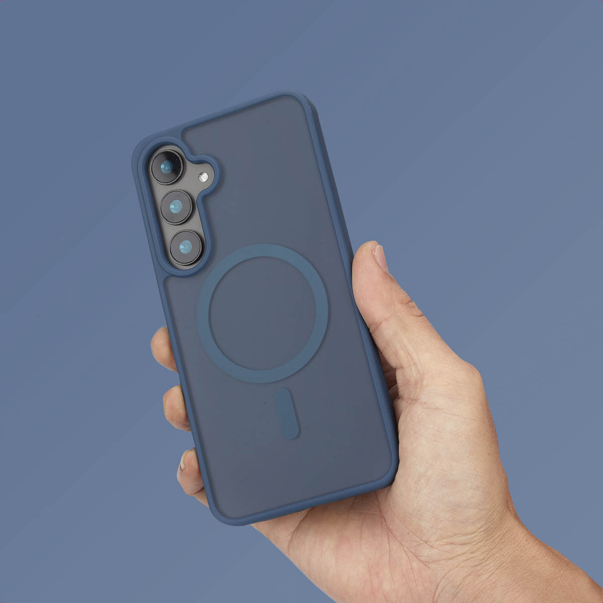 Een hand die een blauwe telefoonhoes vasthoudt met een cirkel en een lijn. De achtergrond is blauw.