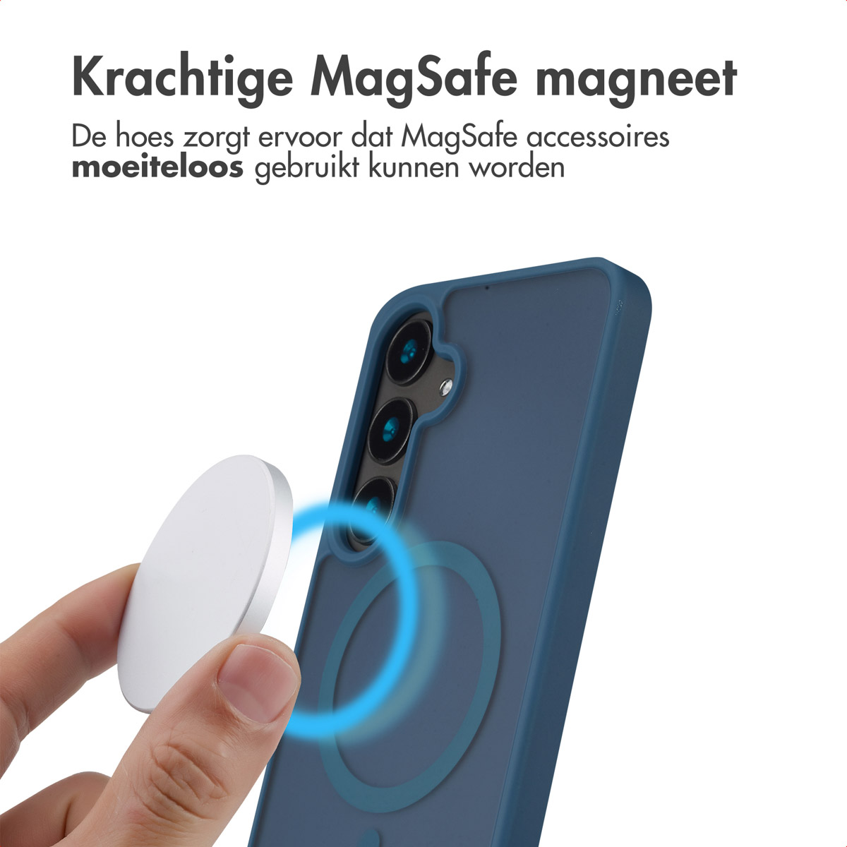 Een hand die een witte MagSafe-oplader vasthoudt in de buurt van een telefoon in een blauwe hoes. De hoes heeft een ring.