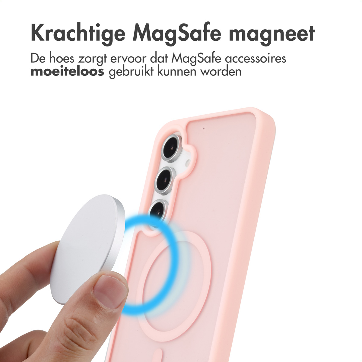 Une main tenant un chargeur MagSafe argenté près d'une coque rose. Le chargeur est connecté à la coque.
