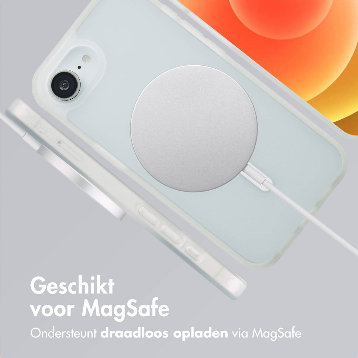 Un téléphone dans une coque transparente avec un chargeur MagSafe blanc attaché. Le téléphone est sur fond gris.