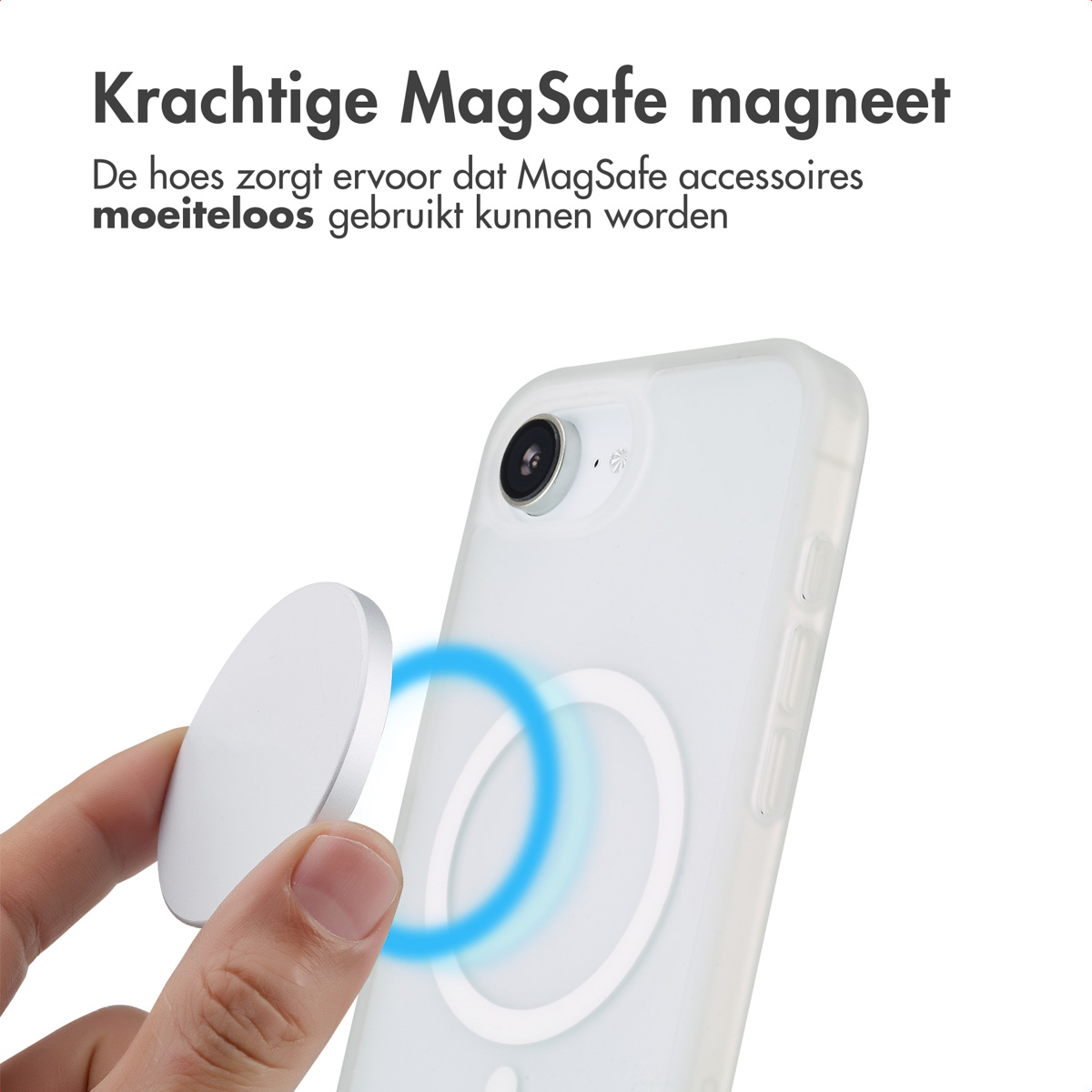 Une main tient une coque de téléphone transparente blanche avec un chargeur MagSafe.