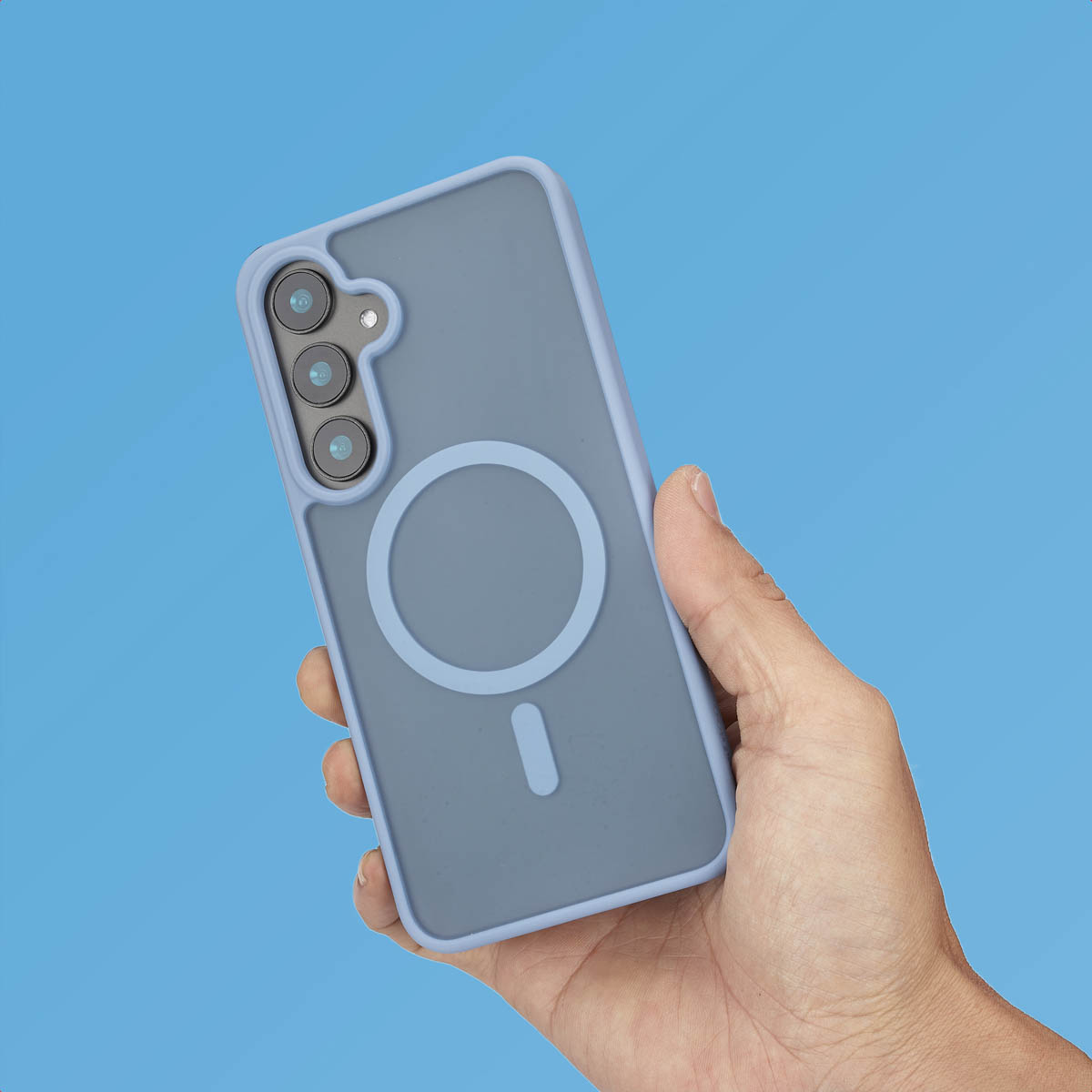 Een hand houdt een blauw telefoonhoesje vast. Blauwe achtergrond.