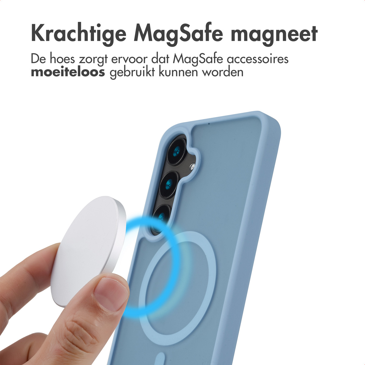 Blauwe telefoonhoes met een MagSafe cirkel. Een witte MagSafe oplader wordt bij de telefoon geplaatst.