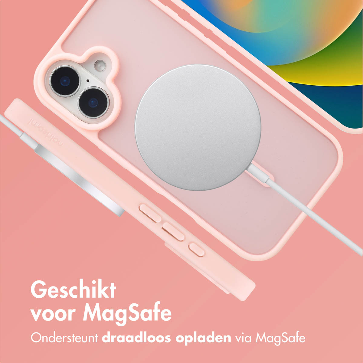 Roze telefoonhoesje met MagSafe en oplaadkabel. Een witte MagSafe oplader is aangesloten.