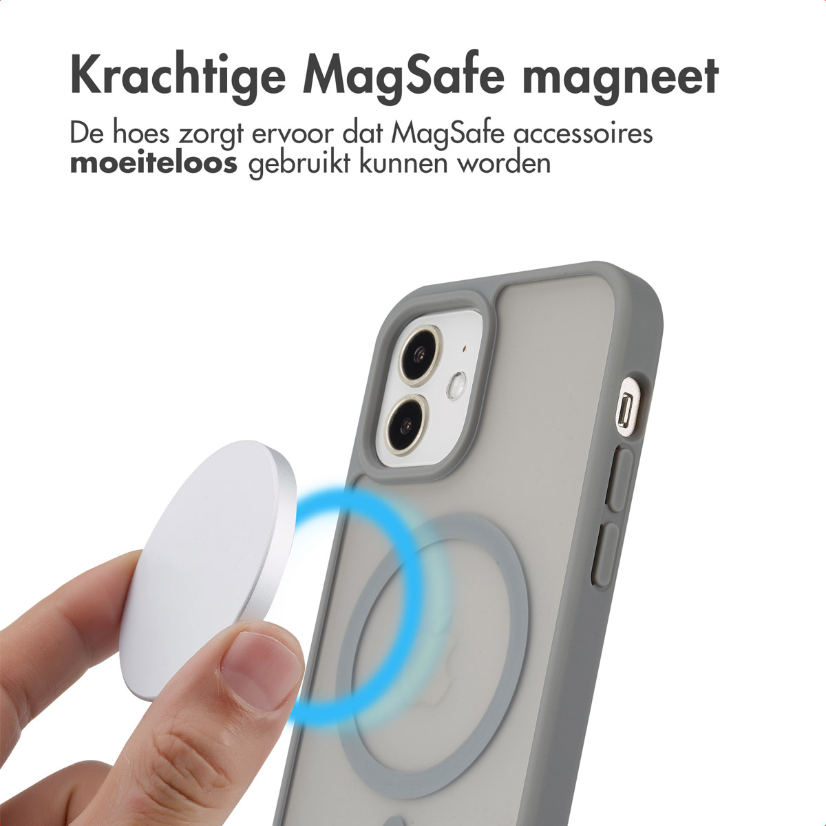 De hand van een persoon die een telefoonhoesje en een MagSafe-oplader vasthoudt. Tekst over MagSafe-accessoires.