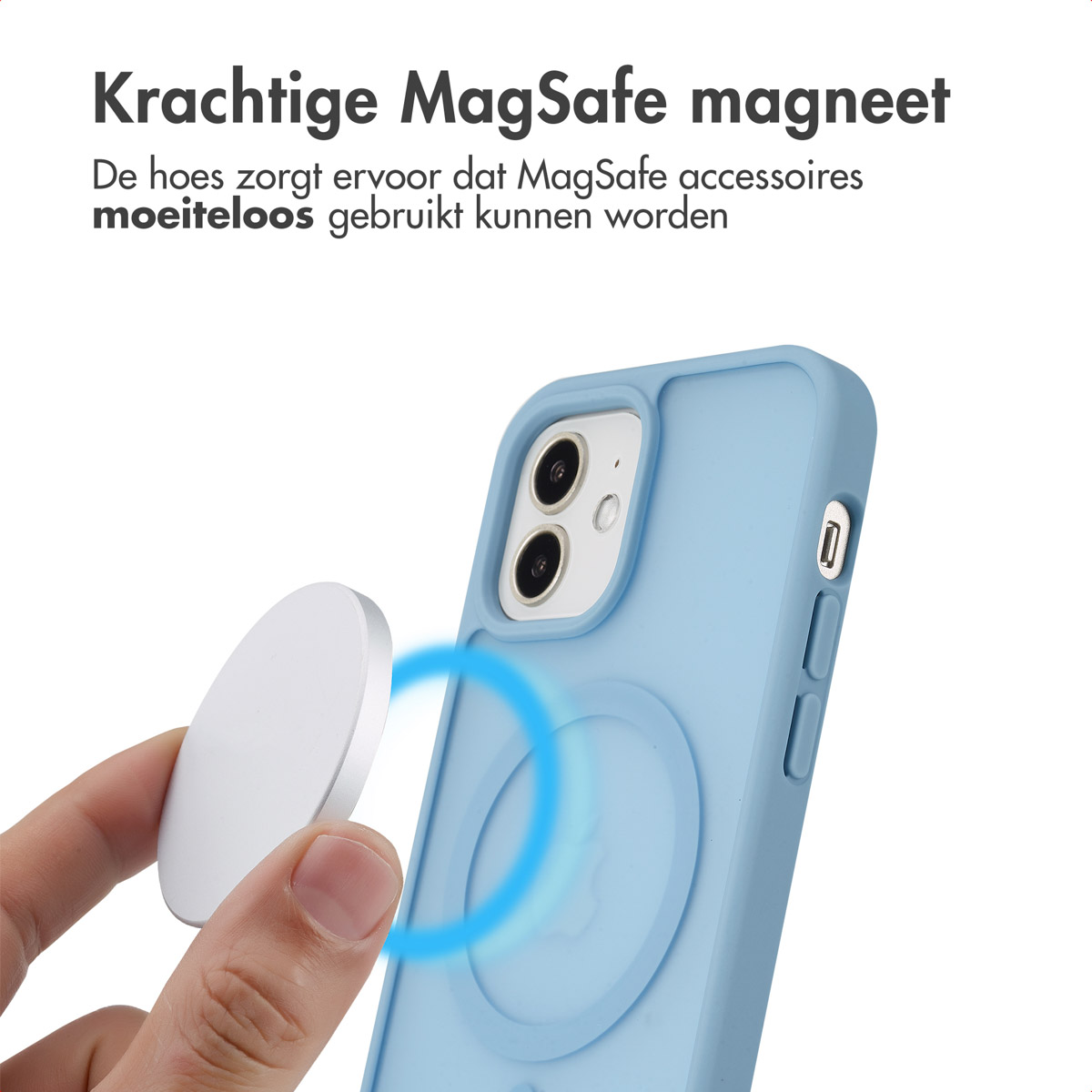 Hand die een zilveren MagSafe-oplader vasthoudt bij een blauwe telefoonhoes met een cirkelvormige magneet.
