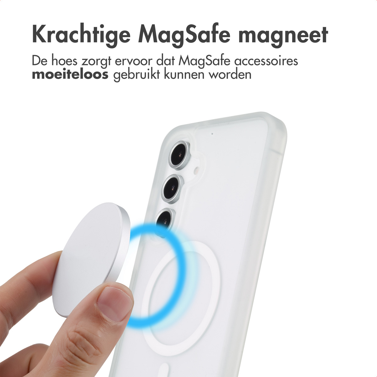 Een hand die een zilveren MagSafe-lader vasthoudt in de buurt van een wit telefoonhoesje. De lader is aangesloten.