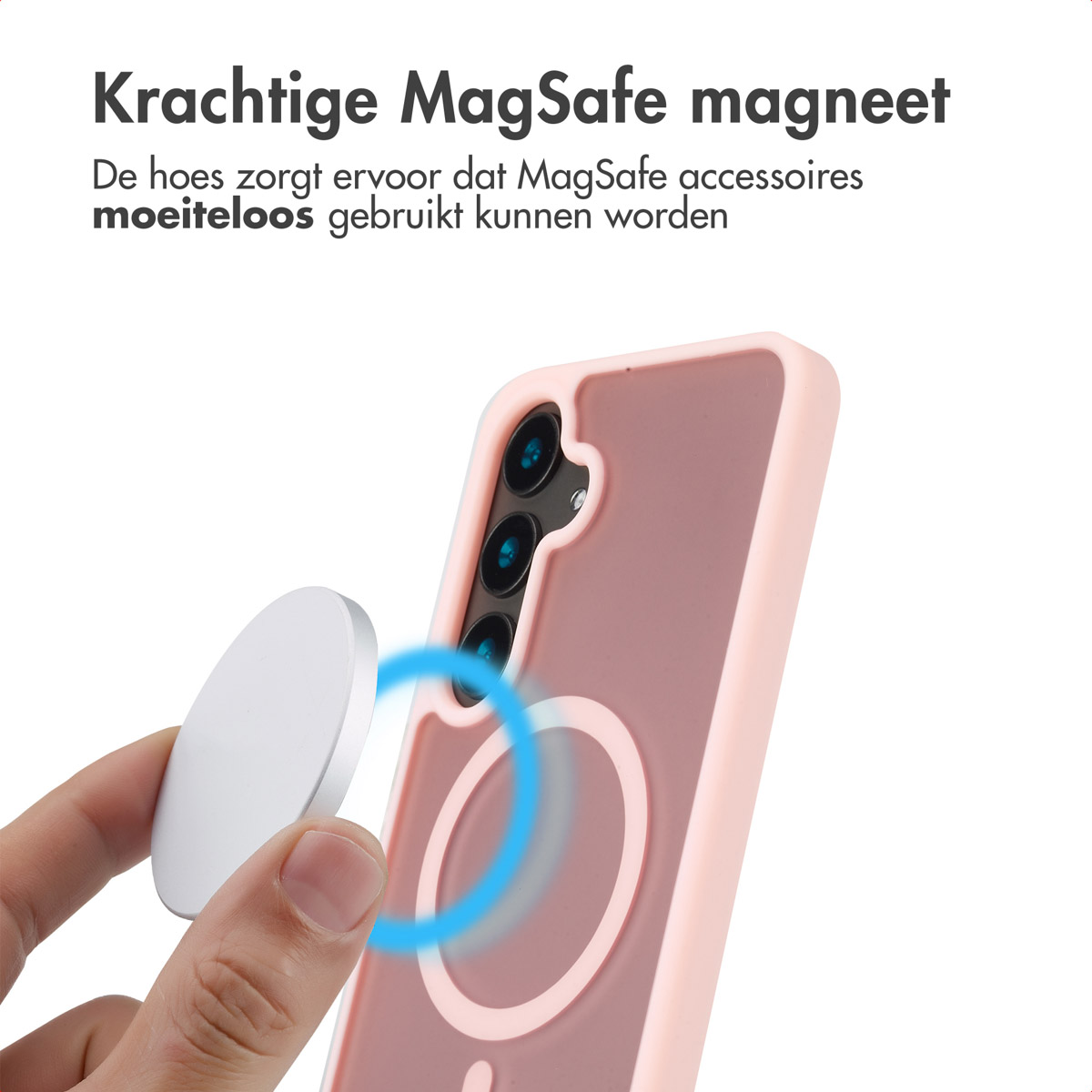 Hand houdt een witte MagSafe-lader vast bij een telefoon met een roze hoesje. De telefoon heeft een MagSafe-ring.